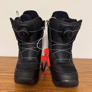 Women’s Burton mint boa size 6.5